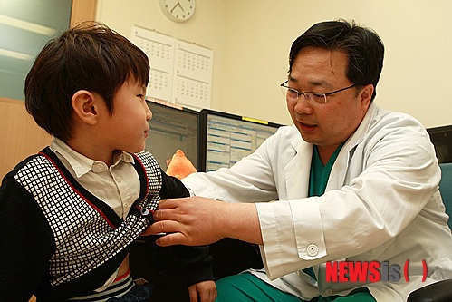 【서울=뉴시스헬스/뉴시스】 김용희 교수가 로봇수술을 받은 최지유(왼쪽)군을 진찰하고 있다. (사진=서울아산병원 제공) 김민서 기자 kms@newsishealth.com