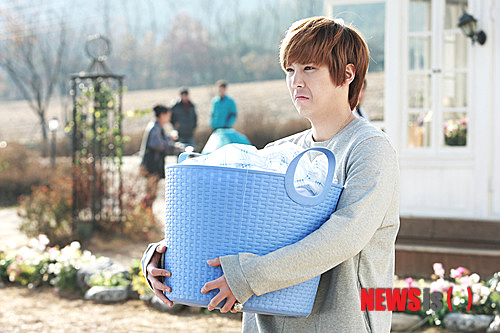 【서울=뉴시스】박영주 기자 = 보이그룹 'FT아일랜드'의 이홍기(23)가 영화 '뜨거운 안녕(감독 남택수)으로 스크린에 데뷔했다.&nbsp; 이홍기는 7일 서울 롯데시네마 건대입구에서 "드라마보다 영화가 여유가 있고, 집중할 수 있는 시간이 많아서 좋았다. 더 편했다. 또 밥 먹을 시간이 정해져있고 반찬도 잘 나왔다. 간식도 풍부하다. 영화를 촬영하면서 살이 찌는 게 느껴졌다"고 전했다.&nbsp; 촬영장에서는 분위기 메이커를 자처했다. "멤버들과 있으면 내가 가장 형이라 카리스마가 있다. 하지만 평소 좋아하는 사람에게는 애교가 많은 편이다. 어렸을 때부터 형들과 함께한 시간이 많아서 애교 담당을 많이 하는 것 같다. 어디를 가나 늘 막내였다."&nbsp; 또 "영화를 시작하기 전에 긴장을 많이 했다. 피해가 가지 않기 위해 열심히 해야겠다고 생각했는데 함께 촬영한 분들이 너무 편하게 해줬다. 특히 임원희 형은 처음 만나 대본 리딩을 한 후 회식에서 나에게 욕을 했다. 이렇게 편해져야 한다고 말씀했다"며 웃었다.&nbsp; '뜨거운 안녕'은 죽음을 앞두고 이별을 준비하는 호스피스 병원을 배경으로 시한부 삶을 선고받은 환자들과 트러블메이커 아이돌 가수가 함께 노래하며 죽음을 맞이하는 과정을 전한다. 전직 조폭 뇌종양 환자(마동석), 나이트클럽에서 아르바이트를 하는 간암말기 가장(임원희), 자원봉사자 대표(백진희), 백혈병 꼬마(전민서) 등이 있는 병동으로 폭행사건에 휘말려 봉사활동 명령을 받은 아이돌 가수 '충의'(이홍기)가 들어와 음악으로 희망을 되찾아가는 이야기다.&nbsp; 이홍기는 타고난 노래실력과 스타성으로 폭발적인 인기를 누리고 있는 아이돌 스타 '충의'를 연기했다. 하지만 '욱'하는 성질 때문에 폭행 사건에 휘말려 호스피스 병동으로 봉사를 온다. 봉사시간을 배로 쳐준다는 병원의 제의에 혹해 록 밴드 오디션에 참가하려는 환자들을 돕게 된다.&nbsp; 이홍기는 "평소 아이돌그룹에서 활동하고 있지만 이번 영화에서 아이돌로 사는 장면은 거의 없다. 그 다음에는 병원으로 가서 밴드를 이끄는 역할이다. 원래 리더가 아닌데 영화에서는 리더를 맡아서 재미있었다"고 털어놓았다.&nbsp; 트러블메이커 설정에 대해서도 "원래 말썽꾸러기여서 연기에 몰입할 필요가 없었다"고 너스레를 떨었다. "오히려 모범적인 역할이 힘들었다. 잠시나마 모범적인 사람이 될 수 있는 경험을 할 수 있었다"는 고백이다.&nbsp; 새로운 경험이었지만 자신의 연기점수는 10점 만점에 5점을 줬다. "감독님과 얘기하면서 캐릭터를 맞춰가기는 했지만 영화를 찍고 나서 좀 더 집중할 걸하는 아쉬움이 들었다. 영화 촬영이 처음이다 보니 몰랐던 것 같다. 다 친해져서 마냥 신나고 들떠 집중력이 모자랐다"고 답했다.&nbsp; 하지만 남 감독은 "이홍기를 이 영화 처음부터 생각했다. 다행히 홍기가 시나리오를 보고 출연을 해준다고 해서 너무 고마웠다. 작업할 때도 내가 이홍기를 너무 좋아했다. 따뜻하고 솔직한 사람이다. 영화의 주인공은 관객의 마음을 가지고 가야 하는데 홍기는 촬영 내내 내 마음을 가지고 갔다. 관객들도 이홍기의 따뜻한 품성을 느낄 수 있을 것"이라고 자신했다.&nbsp; '뜨거운 안녕'은 30일 개봉한다.&nbsp; gogogirl@newsis.com