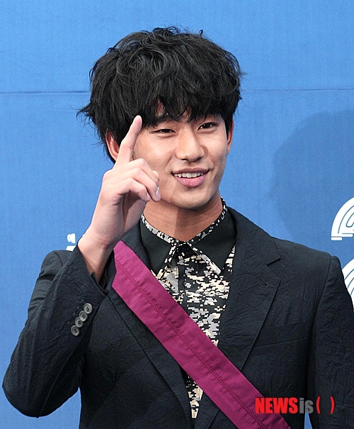 【서울=뉴시스】박영주 기자 = 탤런트 김수현(25)이 6월30일 일본 시부야 공회당에서 현지 첫 팬미팅을 개최한다.&nbsp; 김수현의 일본 소속사 관계자는 “김수현은 현재 일본에서 가장 주목 받고 있는 한류 신세대 배우로 꼽힌다”며 “NHK에서 방영 중인 드라마 ‘해를 품은 달’이 큰 화제를 모으고 있다. 6월 영화 ‘도둑들’이 일본 개봉을 앞두고 있어 김수현을 향한 일본 대중의 관심이 더욱 뜨거워질 것으로 예상된다”고 전했다.&nbsp; 김수현은 드라마 프로모션차 몇 차례 일본을 방문한 적은 있지만, 팬들과의 공식적인 만남은 처음이다. 이번 팬미팅에서는 지금까지 김수현이 출연한 드라마와 영화의 하이라이트, 메이킹영상 등 다양한 콘텐츠를 공개할 예정이다.&nbsp; 한편, 김수현은 6월5일 영화 ‘은밀하게 위대하게’ 개봉을 앞두고 있다. 17일 이 영화의 티저 예고편이 공개되자마자 63만뷰를 넘기며 흥행에 청신호를 켰다.&nbsp; gogogirl@newsis.com