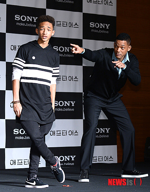【서울=뉴시스】박동욱 기자 = 7일 오전 영등포구 여의도동 콘래드 서울호텔에서 열린 해외영화 '애프터 어스' 기자회견에서 출연배우인 윌 스미스와 제이든 스미스가 포토타임을 갖고 있다. fufus@newsis.com
