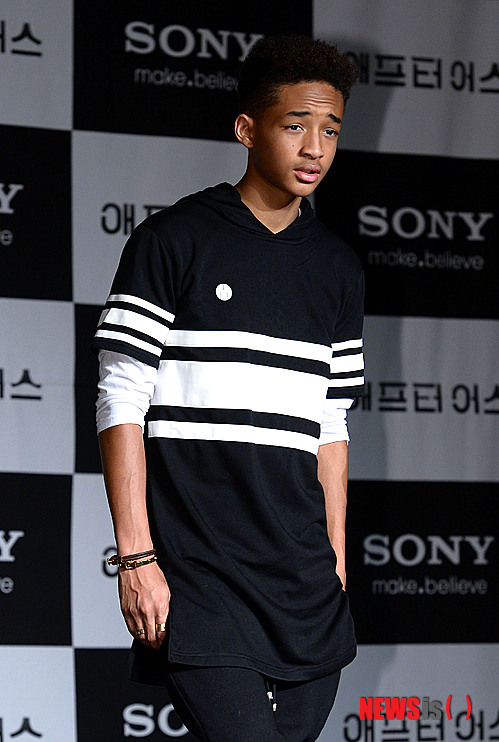 【서울=뉴시스】박동욱 기자 = 7일 오전 영등포구 여의도동 콘래드 서울호텔에서 열린 해외영화 '애프터 어스' 기자회견에서 출연배우인 제이든 스미스가 포토타임을 갖고 있다. fufus@newsis.com