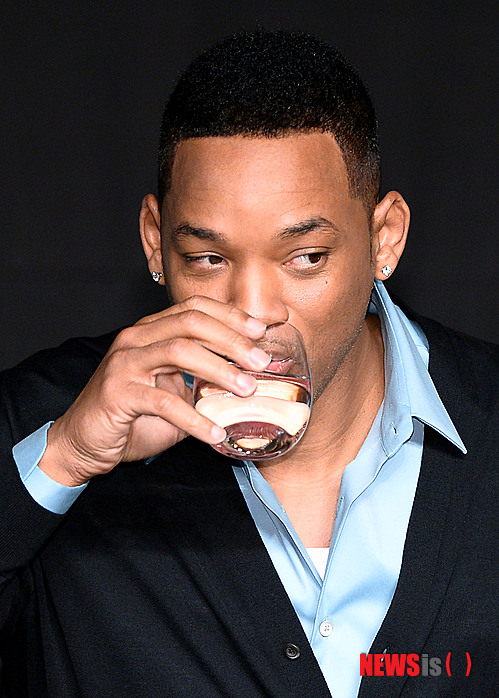 【서울=뉴시스】박동욱 기자 = 7일 오전 영등포구 여의도동 콘래드 서울호텔에서 열린 해외영화 '애프터 어스' 기자회견에서 출연배우인 윌 스미스가 물을 마시고 있다. fufus@newsis.com