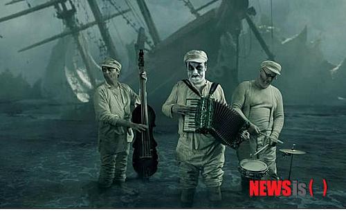 【서울=뉴시스】이재훈 기자 = 영국의 컬트 밴드 '타이거 릴리스'가 11, 12일 서울 역삼동 LG아트센터에서 첫 내한공연을 연다.&nbsp; 노래와 아코디언을 맡은 마틴 작스, 드러머 에이드리언 휴즈, 더블 베이스 에이드리언 스타우트 등 3명으로 구성됐다. 특히, 7년간 런던 소호의 스트립쇼 극장에서 살면서 독학으로 오페라 카스트라토 스타일의 창법을 터득한 작스는 가슴을 저미는 아름답고 강렬한 목소리로 주목받고 있다.&nbsp; '카스트라토 무정부주의자' '브레히트풍의 블루스 스타일'로 통하는 이들의 음악은 오페라와 집시풍의 카바레 음악, 보헤미안풍의 노래를 혼합한 듯 독특하고 자유롭다. 1998년 영국에서 초연, 미국 뉴욕 브로드웨이까지 진출한 컬트 뮤지컬 '쇼크헤디드 피터'로 영국연극협회가 주최하는 올리비에상을 거머쥐었다.&nbsp; 미국 현대음악 현악 4중주단 '크로노스 콰르텟'과 함께 발매한 '더 고리 엔드(The Gorey End)'로 그래미어워즈의 베스트 클래식 크로스오버 앨범 부문에 노미네이션되기도 했다.&nbsp; 이번에 선보이는 멀티미디어 음악극 '늙은 뱃사람의 노래'는 영국 시인 새뮤얼 테일러 콜리지의 초현실적인 동명 시에 타이거릴리스가 음악을 붙인 것이다. 미국의 사진가 마크 홀투센이 특유의 몽환적인 영상을 입혔다.&nbsp; 어느 늙은 뱃사람이 남태평양 빙산 지대에서 삭막하고 위태로운 항해를 하다가 뱃사람들이 신성시하는 새 '알바트로스'를 활로 쏘아 죽이면서 무시무시한 저주에 걸린다. 노인은 유령선을 만나고, 물 한 방울 없는 뜨거운 태양 아래에서 고통을 겪고, 시체를 만나 줄다리기를 하는 등 온갖 기이하고 섬뜩한 일들을 겪고 난 후 고국으로 돌아와 자신이 겪은 일과 깨달음을 만나는 사람들에게 전달한다는 내용이다.&nbsp; 타이거릴리스의 독특한 노래와 리듬, 멀티미디어 스크린을 통해 펼쳐지는 애니메이션과 비디오의 몽환적인 조합이 인상적이다. 4만~8만원. LG아트센터. 02-2005-0114&nbsp; realpaper7@newsis.com 