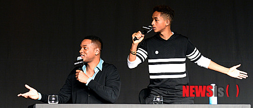 【서울=뉴시스】박동욱 기자 = 7일 오전 영등포구 여의도동 콘래드 서울호텔에서 열린 해외영화 '애프터 어스' 기자회견 중 출연배우인 윌 스미스와 제이든 스미스가 주최 측에게 항의하는 듯한 제스쳐를 하며 장난을 치고 있다. fufus@newsis.com