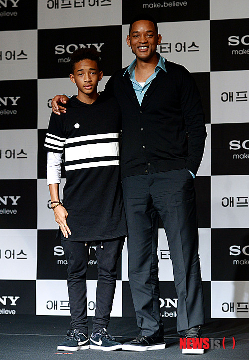 【서울=뉴시스】박동욱 기자 = 7일 오전 영등포구 여의도동 콘래드 서울호텔에서 열린 해외영화 '애프터 어스' 기자회견을 마친 뒤 출연배우인 윌 스미스와 제이든 스미스가 포토타임을 갖고 있다. fufus@newsis.com