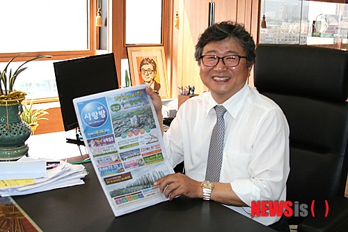 【광주=뉴시스】배상현 기자 = 지난 3일 광주시 북구 중흥동 (주)사랑방신문사 회장실에서 조덕선 회장이 생활정보신문으로 200억원대의 매출을 올리고 있는 사랑방신문의 과거와 현재, 미래를 소개하고 있다. praxis@newsis.com