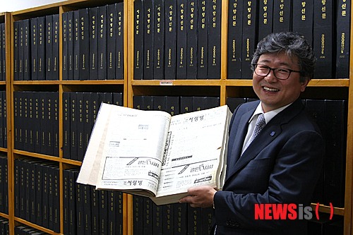 【광주=뉴시스】배상현 기자 =지난 3일 광주시 북구 중흥동 (주)사랑방신문사 본사에서 조덕선회장이 1990년 11월6일 첫 창간호를 보이며 당시를 회고하고 있다. praxis@newsis.com