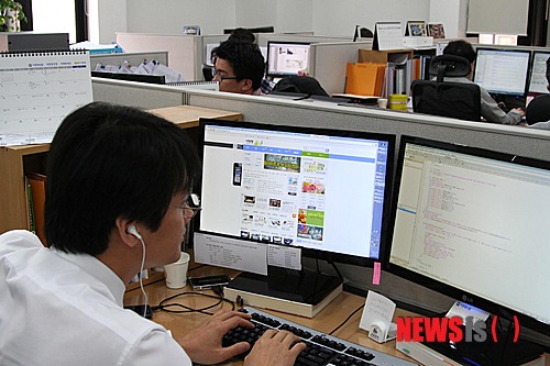 【광주=뉴시스】배상현 기자 = 지난 3일 광주시 북구 중흥동 (주)사랑방신문사에서 한 직원이 인터넷판을 제작하기 위해 분주하게 자판기를 두드리고 있다. praxis@newsis.com