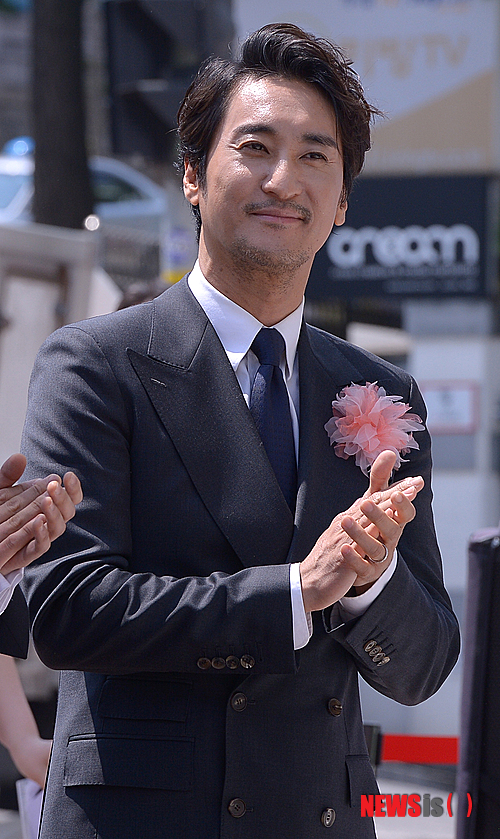 【서울=뉴시스】김인철 기자 = 8일 오전 서울 중구 대한적십자사 본사에서 열린 희망라운지 개소식에서 영화배우 신현준이 박수를 치고 있다.&nbsp; yatoya@newsis.com