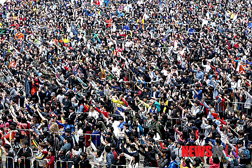【부산=뉴시스】김정환 기자 = 스타를 꿈꾸는 청소년을 대상으로 한 길거리 캐스팅의 폐해가 급증하고 있다. 7일 한국소비자원에 따르면, 2010년부터 올해까지 소비자상담센터에 접수된 연기·모델 학원관련 피해상담은 2010년 109건에서 2011, 2012년 각 127건으로 증가 추세다. 특히, 올 1분기에만 68건이 접수돼 전년동기(37건) 대비 83.8% 증가한 것으로 나타났다.&nbsp; 유명스타 중 거리에서 우연히 매니저에게 캐스팅돼 스타로 발돋움한 경우가 적잖다 보니 ‘혹시나’하는 청소년들의 심리를 이용한 접근이다. 금전적 손실만 입는다면 다행일 수도 있다. 성추행이나 성폭행으로 이어지는 일까지 암암리에 이뤄지고 있다.&nbsp; 스타의 꿈을 품은 10, 20대가 가장 많이 몰리는 축전의 장이 그들의 좋은 활동무대가 되고 있다. ‘국민오디션’으로 자리잡은 엠넷의 ‘슈퍼스타 K' 지역예선 현장이다.&nbsp; 4일 부산 벡스코. 지난달 28일 제주에 이어 열린 ‘슈퍼스타 K 5’의 두 번째 지역 예선이 열린 이곳에는 2010년 ‘슈퍼스타K2’의 부산 출신 강승윤(19)을 넘어서겠다는 포부를 지닌 부산·경남·울산 지역 가수 지망생들은 물론, 전국의 지망생들, 응원을 나온 친구, 가족까지 3만명이 넘게 몰려 인산인해를 이뤘다.&nbsp; 현장 곳곳에는 눈길이 가는 방이 붙어 있었다. ‘슈퍼스타K5 예선장 매니저 사칭 피해사례’라는 제목의 이 방은 기획사 명함들을 큼직하게 확대해 놓고 그 안에 예선 참가자들이 겪은 일들을 기록해놓았다.&nbsp; “오디션에서 매니저를 만난 뒤 나한테 이런 매니저들이 찾아왔다는 게 믿겨지지 않아 너무 기뻤다. 서울에서 대표님을 만났는데…. 모든 게 사기였다”(부산 오디션 김모씨), “B그룹을 발굴했다는 신인개발팀이라며 동영상을 찍자고 해서 찍었다. 2일 뒤 계약서를 쓸 수도 있으니 사장님을 만나자고 전화가 왔다. 그런데 특별한 오디션을 보자며 몸 로비를 요구했다. 너무 무서웠다.”(대구 오디션 최모양)&nbsp; 슈퍼스타K 측은 제작진 명의로 “예선장에서 기획사 매니저 혹은 신인개발팀으로 위장해 오디션 참가자들을 현혹시키는 사례가 빈번히 일어나고 있다. 이들은 실존 인물의 본명을 이용하거나 가짜 연락책을 통해 참가자들을 위험에 빠뜨리고 있어 참가자들의 주의와 신고가 필요하다. 엠넷은 가수 기획사와 긴밀한 관계로 정상적인 매니저라면 현장에 명함을 돌리는 것이 불가능하다. 이러한 사기 행위는 명백히 범죄에 해당하는 것으로 이와 유사한 행위를 하다가 적발 시 형사처발됨을 명백히 공표한다. 여러분에게는 슈퍼스타K를 통해 무궁한 기회가 기다리고 있다. 달콤한 유혹에 현혹돼 피해를 입지 않도록 당부한다”고 공지했다. 특히 “(명함을 주는 매니저를) 발견 시 가까이 배치된 경호원이나 제작진에게 신고해달라”고 주문했다.&nbsp; 방에 기재된 것 이상의 피해가 충분히 일어날 가능성이 높기 때문이다. 가수로, 연기자로 활약 중인 그룹 ‘미쓰에이’의 멤버 수지(19)가 2009년 슈퍼스타K 광주 예선 참가 당시 매니지먼트사 JYP엔터테인먼트의 매니저를 우연히 만난 것이 인연이 돼 연습생이 되고 미쓰에이로 데뷔해 스타로 발돋움한 사실이 알려지면서 스타를 동경할 뿐 세상 물정에 어두운 청소년들이 ‘제2의 수지’가 되겠다는 환상 속에 기획사 명함에 넘어가기 쉽다.&nbsp; 엠넷 김기웅 국장은 “시즌2 때부터 이런 저런 문제가 불거지기 시작해 여러 기획사들과 협의해 자칫 야기될 수 있는 문제들을 방지하기 위해 노력하고 있다”며 “다행히 아직까지 큰 피해를 입은 참가자는 없는 것으로 알고 있지만 행여 일어날 수 있는 일을 막기 위해 철저히 봉쇄하려고 한다”고 밝혔다. 김 국장은 “유명 기획사에 캐스팅돼 스타로 발돋움할 역량을 가진 참가자라면 슈스케를 통해서도 얼마든지 스타가 될 수 있다”면서 “행운을 바라기보다는 슈스케에서 자신의 끼와 능력을 펼치는데 집중하는 것이 좋을 것”이라고 조언했다.&nbsp; 슈퍼스타K5는 17일 강원 춘천, 19일 광주, 6월1일 대구, 6일 인천, 22일 대전을 거쳐 29일과 30일 서울에서 지역 예선을 치른다. 6월28일까지 ARS(1600-0199), 카카오톡, 예선 현장 등에서 참가 신청을 받는다. 엠넷은 시즌5에 210만명이 참여할 것으로 예상하고 있다. 8월9일 밤 11시에 첫 방송된다.&nbsp; ace@newsis.com
