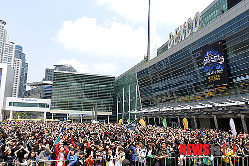 【부산=뉴시스】김정환 기자 = 스타를 꿈꾸는 청소년을 대상으로 한 길거리 캐스팅의 폐해가 급증하고 있다. 7일 한국소비자원에 따르면, 2010년부터 올해까지 소비자상담센터에 접수된 연기·모델 학원관련 피해상담은 2010년 109건에서 2011, 2012년 각 127건으로 증가 추세다. 특히, 올 1분기에만 68건이 접수돼 전년동기(37건) 대비 83.8% 증가한 것으로 나타났다.&nbsp; 유명스타 중 거리에서 우연히 매니저에게 캐스팅돼 스타로 발돋움한 경우가 적잖다 보니 ‘혹시나’하는 청소년들의 심리를 이용한 접근이다. 금전적 손실만 입는다면 다행일 수도 있다. 성추행이나 성폭행으로 이어지는 일까지 암암리에 이뤄지고 있다.&nbsp; 스타의 꿈을 품은 10, 20대가 가장 많이 몰리는 축전의 장이 그들의 좋은 활동무대가 되고 있다. ‘국민오디션’으로 자리잡은 엠넷의 ‘슈퍼스타 K' 지역예선 현장이다.&nbsp; 4일 부산 벡스코. 지난달 28일 제주에 이어 열린 ‘슈퍼스타 K 5’의 두 번째 지역 예선이 열린 이곳에는 2010년 ‘슈퍼스타K2’의 부산 출신 강승윤(19)을 넘어서겠다는 포부를 지닌 부산·경남·울산 지역 가수 지망생들은 물론, 전국의 지망생들, 응원을 나온 친구, 가족까지 3만명이 넘게 몰려 인산인해를 이뤘다.&nbsp; 현장 곳곳에는 눈길이 가는 방이 붙어 있었다. ‘슈퍼스타K5 예선장 매니저 사칭 피해사례’라는 제목의 이 방은 기획사 명함들을 큼직하게 확대해 놓고 그 안에 예선 참가자들이 겪은 일들을 기록해놓았다.&nbsp; “오디션에서 매니저를 만난 뒤 나한테 이런 매니저들이 찾아왔다는 게 믿겨지지 않아 너무 기뻤다. 서울에서 대표님을 만났는데…. 모든 게 사기였다”(부산 오디션 김모씨), “B그룹을 발굴했다는 신인개발팀이라며 동영상을 찍자고 해서 찍었다. 2일 뒤 계약서를 쓸 수도 있으니 사장님을 만나자고 전화가 왔다. 그런데 특별한 오디션을 보자며 몸 로비를 요구했다. 너무 무서웠다.”(대구 오디션 최모양)&nbsp; 슈퍼스타K 측은 제작진 명의로 “예선장에서 기획사 매니저 혹은 신인개발팀으로 위장해 오디션 참가자들을 현혹시키는 사례가 빈번히 일어나고 있다. 이들은 실존 인물의 본명을 이용하거나 가짜 연락책을 통해 참가자들을 위험에 빠뜨리고 있어 참가자들의 주의와 신고가 필요하다. 엠넷은 가수 기획사와 긴밀한 관계로 정상적인 매니저라면 현장에 명함을 돌리는 것이 불가능하다. 이러한 사기 행위는 명백히 범죄에 해당하는 것으로 이와 유사한 행위를 하다가 적발 시 형사처발됨을 명백히 공표한다. 여러분에게는 슈퍼스타K를 통해 무궁한 기회가 기다리고 있다. 달콤한 유혹에 현혹돼 피해를 입지 않도록 당부한다”고 공지했다. 특히 “(명함을 주는 매니저를) 발견 시 가까이 배치된 경호원이나 제작진에게 신고해달라”고 주문했다.&nbsp; 방에 기재된 것 이상의 피해가 충분히 일어날 가능성이 높기 때문이다. 가수로, 연기자로 활약 중인 그룹 ‘미쓰에이’의 멤버 수지(19)가 2009년 슈퍼스타K 광주 예선 참가 당시 매니지먼트사 JYP엔터테인먼트의 매니저를 우연히 만난 것이 인연이 돼 연습생이 되고 미쓰에이로 데뷔해 스타로 발돋움한 사실이 알려지면서 스타를 동경할 뿐 세상 물정에 어두운 청소년들이 ‘제2의 수지’가 되겠다는 환상 속에 기획사 명함에 넘어가기 쉽다.&nbsp; 엠넷 김기웅 국장은 “시즌2 때부터 이런 저런 문제가 불거지기 시작해 여러 기획사들과 협의해 자칫 야기될 수 있는 문제들을 방지하기 위해 노력하고 있다”며 “다행히 아직까지 큰 피해를 입은 참가자는 없는 것으로 알고 있지만 행여 일어날 수 있는 일을 막기 위해 철저히 봉쇄하려고 한다”고 밝혔다. 김 국장은 “유명 기획사에 캐스팅돼 스타로 발돋움할 역량을 가진 참가자라면 슈스케를 통해서도 얼마든지 스타가 될 수 있다”면서 “행운을 바라기보다는 슈스케에서 자신의 끼와 능력을 펼치는데 집중하는 것이 좋을 것”이라고 조언했다.&nbsp; 슈퍼스타K5는 17일 강원 춘천, 19일 광주, 6월1일 대구, 6일 인천, 22일 대전을 거쳐 29일과 30일 서울에서 지역 예선을 치른다. 6월28일까지 ARS(1600-0199), 카카오톡, 예선 현장 등에서 참가 신청을 받는다. 엠넷은 시즌5에 210만명이 참여할 것으로 예상하고 있다. 8월9일 밤 11시에 첫 방송된다.&nbsp; ace@newsis.com