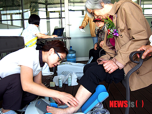 【서울=뉴시스】웰튼병원(원장 송상호)은 8일 서울 강서구 본원에서 어버이날을 맞이해 만 65세 이상 내원환자를 대상으로 무료 관절염 검사를 실시한 가운데 어르신이 골다공증 검사를 하고 있다. (사진=웰튼병원 제공)&nbsp;&nbsp; photo@newsis.com&nbsp;&nbsp;&nbsp;&nbsp;&nbsp;&nbsp;&nbsp;&nbsp; 