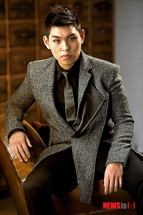 【서울=뉴시스】이재훈 기자 = MBC TV '스타오디션-위대한탄생' 시즌3 우승자 한동근(20)이 가수 손담비(30), 그룹 '애프터스쿨'과 한솥밥을 먹는다.&nbsp; 8일 손담비와 애프터스쿨을 매니지먼트하는 플레디스에 따르면, 한동근은 최근 이 회사와 전속계약을 체결해 한 식구가 됐다.&nbsp; 허스키 목소리와 풍부한 감성 표현력으로 주목받은 한동근은 남성적인 가창력으로 '리틀 임재범'이라고 불리기도 한다.&nbsp; 플레디스는 "한동근의 첫 앨범 발매시기는 구체적으로 정해지진 않았지만 조만간 결정할 것"이라면서 "음악에 대한 열정과 무한한 잠재력을 지닌 만큼 앞으로가 기대된다"고 말했다.&nbsp; realpaper7@newsis.com 