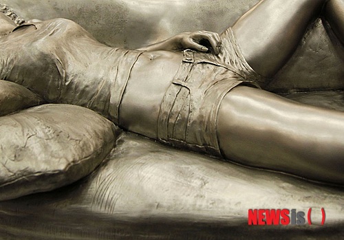 【서울=뉴시스】신동립의 ‘잡기노트’ <356> 여성에게 성을 권하는 사회다. ‘양성 불평등’은 사어가 돼가고 있다. 젊은 여성, 늙은 여성 따로 없이 바야흐로. 문화부장 reap@newsis.com