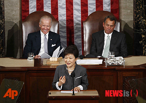 【워싱턴=AP/뉴시스】박근혜 대통령이 8일 미국 의회 본회의장에서 미 의회 상·하원 합동 연설을 하고 있다. 박 대통령 뒤에 조 바이든(왼쪽) 미 부통령과 존 베이너 하원의장.