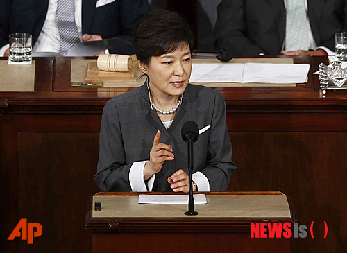 【워싱턴=AP/뉴시스】박근혜 대통령이 8일 미국 의회 본회의장에서 미 의회 상·하원 합동 연설을 하고 있다.