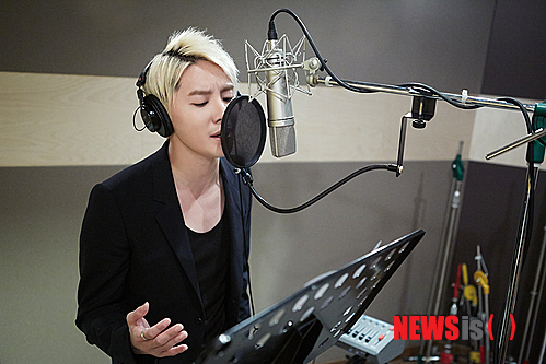 【서울=뉴시스】오제일 기자 = 한류그룹 'JYJ'의 김준수가 KBS 2TV 수목드라마 '천명'의 OST '바보가슴'을 불렀다. 소속사 씨제스 엔터테인먼트는 9일 "'바보가슴'은 '천명' 제7회에 전파를 탈 예정이었지만 '최원'(이동욱)과 '다인'(송지효)의 러브라인이 형성되면서 일찍 방송된 것 같다"고 전했다. '바보가슴'은 '최원'과 '다인'의 애틋한 사랑을 김준수의 감성적인 보이스로 녹여낸 발라드다. 슬프고 애절한 가사가 인상적이다. 김준수는 JYJ의 SNS 계정을 통해 "지효 누나가 항상 저의 OST를 아껴주셨는데 이번에 누나 드라마에 함께하게 돼 기쁘다. 매일 전국 산속을 다니며 고생하는 지효 누나 화이팅! 누나가 여배우 중 짱!"이라고 응원했다. '바보가슴'은 15일 정오 음원 사이트를 통해 공개된다. kafka@newsis.com