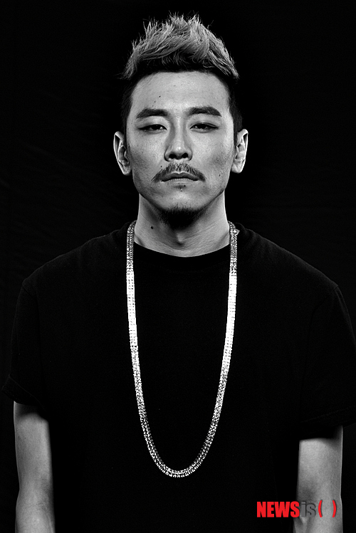 【서울=뉴시스】이재훈 기자 = 래퍼 바스코(33)가 2년 만에 정규 4집 '게릴라 뮤직 LP-엑소더스(GUERRILLA MUZIK LP-EXODOS)'를 발표했다. 자신의 새 레이블 '인디펜던트 레코즈'를 통해 독자적인 행보를 펼쳐 온 바스코는 이 음반을 통해 힙합 본연의 색을 더욱 짙게 칠했다. 게릴라 정신을 발휘해 강하면서도 인간 내적인 갈등과 생각을 두루 표현했다. 힙합을 기반으로 30대 청년이자 래퍼로서의 정체성, 어느덧 아버지가 된 자신의 현실적인 감정을 담았다. 특유의 무게감 있는 래핑에 흥겨운 리듬감이 더해졌다. 타이틀곡 '카르마'는 힘든 상황에 처한 여러 사람에 전하는 위로곡이다. 이와 함께 공허한 무대 밖의 외로움을 노래하는 '플레시 & 블러드(Flesh & Blood)', 언더그라운드 뮤지션의 삶을 하드코어 사운드로 표현한 '게릴라스 웨이(Guerrilla's Way)' 등 여전히 공격적인 사운드가 귀를 찌른다. 가리온의 메타, 셔니슬로우, 스윙스, 뉴올리언스 등 실력파 힙합 가수들이 조력자로 나섰다. 앨범유통사 소니뮤직은 "비트를 타는 감각과 직설적인 메시지가 살아있다"면서 "록, 힙합, 어쿠스틱 리얼 연주를 통해 여러 장르를 넘나들며 균형을 맞추려 한 실험적 시도가 돋보인다"고 알렸다. realpaper7@newsis.com