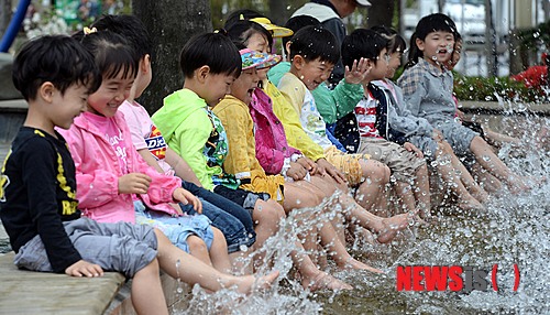 【대전=뉴시스】홍성후 기자 = 유성온천문화축제를 하루 앞둔 9일 대전 유성구 유성온천로 행사장을 찾은 어린이들이 장난을 치고 있다. hippo@newsis.com