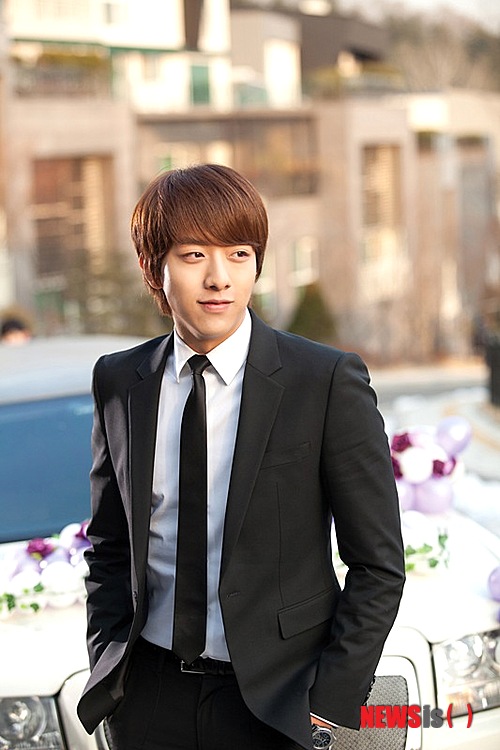 【서울=뉴시스】오제일 기자 =그룹 '씨앤블루'의 이정신(22)이 KBS 2TV 새 수목드라마 '칼과 꽃'에 캐스팅됐다. '칼과 꽃'은 고구려를 배경으로 '영류왕'의 딸 '무영'이 자신의 아버지를 죽인 '연개소문'의 서자 '연충'과 벌이는 사랑과 복수를 전한다. 탤런트 엄태웅(39), 김옥빈(26), 박수진(28)이 출연한다. 이정신은 고구려 최고 검객 '시우'를 연기한다. 카리스마 넘치는 인물이지만 고구려 영류왕의 딸 '무영'(김옥빈)에게는 한없이 낭만적인 남자다. 연개소문의 아들 '연충'(엄태웅)과 '무영'을 사이에 두고 대립각을 세운다. KBS 2TV 드라마 '적도의 남자'를 연출한 김용수 PD와 KBS 2TV 드라마 '보디가드' '엄마도 예쁘다' 등을 집필한 권민수 작가가 호흡을 맞춘다. '천명' 후속으로 7월 방송된다. kafka@newsis.com