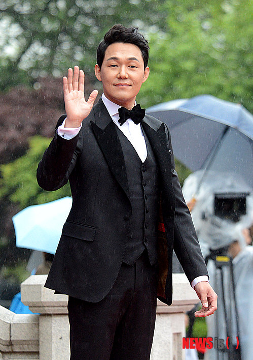 【서울=뉴시스】박종민 기자 = 배우 박성웅이 9일 오후 서울 경희대학교 평화의 전당에서 열린 제49회 백상예술대상에서 레드카펫을 밟고 있다.&nbsp; jmc@newsis.com