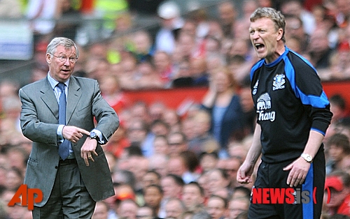 【맨체스터(영국)=AP/뉴시스】맨체스터 유나이티드를 명문구단으로 키운 알렉스 퍼거슨(72·왼쪽) 전 감독과 최근 맨유를 거침없이 추락시키다 사령탑에서 불명예 퇴진한 데이비드 모예스(52) 전 감독.&nbsp; 사진은 모예스 전 감독이 에버턴의 지휘봉을 잡고 있던 지난 2011년 4월23일(한국시간) 영국 맨체스터 올드트래포드에서 맨유를 이끄는 퍼거슨 전 감독과 2010~2011시즌 잉글랜드 프리미어리그 34라운드 경기에서 지략 대결을 펼치던 모습. 맨유가 1-0으로 승리했다. 