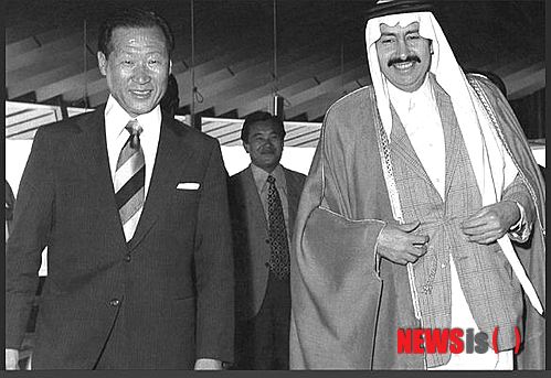【서울=뉴시스】현대그룹 창업주 정주영 회장이 1976년 6월 20세기 최대의 공사로 불렸던 사우디아라비아의 주베일 산업항 건설공사를 따낸 후 사우디 나와프 왕자와 계약식을 가졌다. (제공=아산정주영닷컴 캡쳐)&nbsp;&nbsp; photo@newsis.com