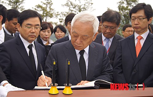 【김해=뉴시스】김상우 기자 = 10일 민주당 김한길 대표 등 지도부는 경남 김해 봉하마을에 있는 노무현 전 대통령 묘역을 참배했다. 김 대표는 묘역에서 헌화 분향 묵념한 뒤 별다른 말을 하지 않고 방명록에 '정직하고 성실한 사람이 상처받지 않고 땀 흘린만큼 잘사는 세상! 노무현 대통령을 다시기리며…'라고 적었다. woo@newsis.com