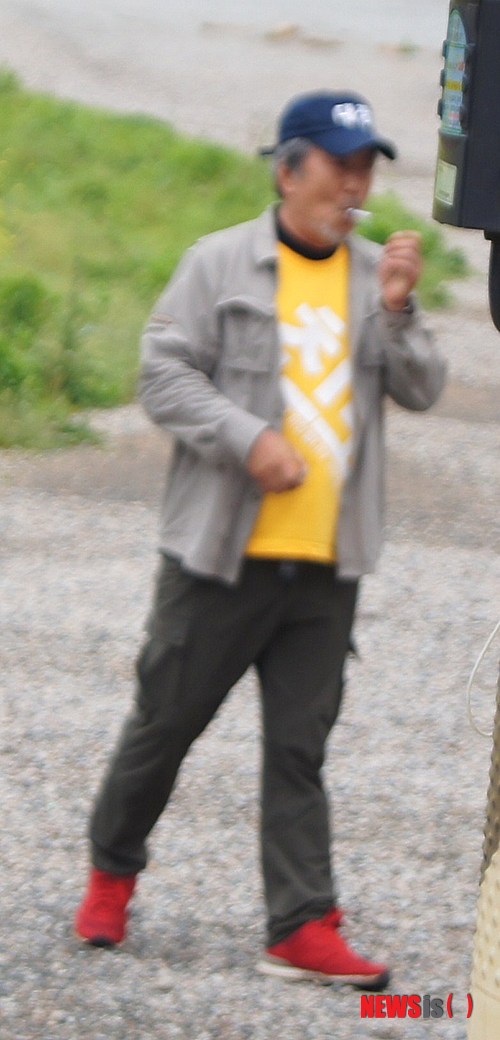 【김해=뉴시스】김상우 기자 = 10일 배우 명계남씨가 경남 봉하마을 노무현 전 대통령 묘역을 찾은 민주당 지도부에 "노무현을 이용말라"며 쓴소리를 했다. 지난 4월 민주당을 탈당한 명계남씨는 민주당 김한길 대표가 노 전 대통령 묘역 입구에서 방명록을 작성하는 사이 이같이 고함을 질렀다. 빨간 운동화에 모자를 눌러 쓰고 수염을 덥수룩하게 기른 명씨는 모두 떠난 뒤 혼자서 담배를 피워 물었다. 한동안 계속해서 불만 어린 말을 했지만 알아 들을수는 없었다. woo@newsis.com