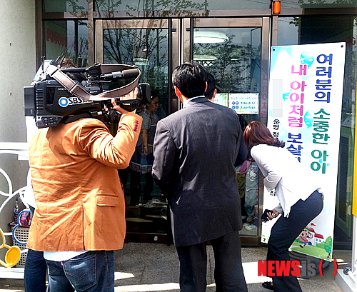 【세종=뉴시스】이다솜 기자 = 10일 정부세종청사 내 어린이집에서 보육교사 A(여)씨가 만 1세 원아를 상습적으로 폭행했다는 의혹이 제기되면서 아동보호전문기관이 경찰 입회 하에 현장조사를 진행하고 있는 가운데 해당 어린이집 앞에 많은 기자들이 몰려 있다.&nbsp;&nbsp; westory21@newsis.com