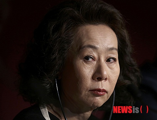 【서울=뉴시스】유상우 기자 = 탤런트 윤여정(66)이 MBC TV 새 수목드라마 ‘여왕의 교실’(극본 김원석·연출 이동윤)에 출연한다. 극의 배경인 산들초등학교 교장 ‘용현자’ 역을 맡았다. 퇴임을 한 해 앞두고 ‘마여진’(고현정)을 교사로 영입, 교육자의 삶에 난항을 겪는다. 제작진은 “그러나 독특하다 못해 이해할 수 없는 교육철학을 지닌 마 선생에 대한 용현자의 태도와 판단은 눈여겨 봐야 할 감상포인트”라고 전했다. ‘여왕의 교실’은 6학년3반을 지배하는 여교사 마여진과 그녀에게 대항하는 학생들 간의 에피소드를 전한다. 1년여에 걸친 치열한 투쟁을 통해 성장하는 아이들의 이야기다. ‘남자가 사랑할 때’ 후속으로 6월에 방송된다. swryu@newsis.com