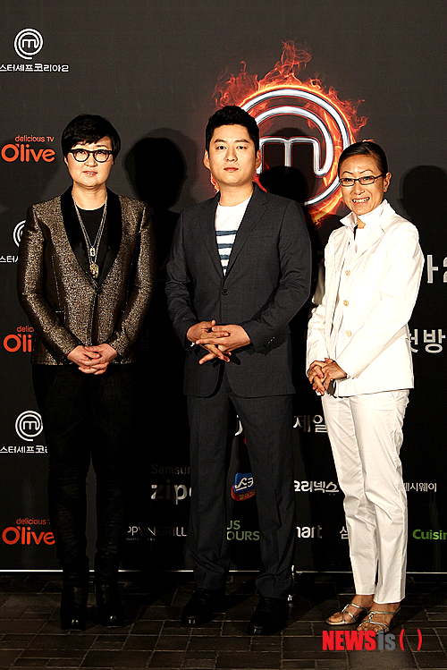 【서울=뉴시스】김정환 기자 = 올리브채널의 요리사 서바이벌 오디션 프로그램 '마스터 셰프 코리아'가 10일 밤 10시 시즌2로 돌아온다. 시즌1은 '대한민국의 식문화 아이콘 선발'을 목표로 지난해 4월20일 첫 방송돼 7월20일까지 13회가 방송되며 최고시청률 2.6%를 기록하는 등 주목받았다. 시즌2 역시 직업, 연령, 성별, 국적을 불문하고 대한민국에 거주하며 요리에 대한 열정과 이를 통해 꿈을 이루고 싶은 이들의 요리 격돌로 재미와 감동을 줄 것으로 기대된다. 우승자에게는 상금 3억원과 부상, 스타 셰프로 발돋움할 수 있도록 지원이 이뤄진다. 시즌1 덕분에 배가 넘는 6500여명이 몰렸다. 최연소인 14세 소녀부터 최연장자인 70대 할머니까지 연령대가 다양해졌고, 남녀비율은 6대 4로 시즌1과 달리 남성이 더 많아졌다. 참가자들의 직업도 의사, 수의사, 미국 아이비리그 대학 졸업자, 미국 경제개발국 보좌관 출신 등 엘리트 코스를 밟으며 다양한 분야에서 전문가로 활동해온 이들도 포함됐다. 전문 요리사보다 요리를 좋아하는 일반인 아마추어가 훨씬 많은 비중을 차지하는 것도 돋보인다. 앞을 볼 수 없거나, 청력을 잃었거나, 전신에 화상을 입었거나, 다리에 장애가 있는 등 각종 핸디캡을 극복하고 도전한 이들도 많아 인간승리 드라마가 펼쳐질 전망이다. 제작진은 이번 시즌에서도 과도한 편집이나 자극적 내용이 없이 따뜻함과 유머, 감동이 가득한 오디션을 선보이겠다는 계획이다. 그러면서도 미션만큼은 더욱 치명적으로 꾸민다는 복안이다. 시즌1은 1시간 내에 미션 완료가 가능한 수준이었다면, 이번 시즌에서는 1시간으로는 시간이 빠듯할 정도의 어려운 미션들을 내놓는다. 참가자들은 곤혹스럽겠지만 지켜보는 시청자들은 희희낙락할 수 있다. 볼거리도 더욱 화려해진다. 경기 파주의 본선 세트는 시즌1의 300평보다 배 넘게 확장돼 700평에 달한다. 같은 장소에 세워진 '신병훈련소'격인 부트캠프 세트는 1400평으로 지난 시즌에서 다소 커진 정도이지만 제3회에서 펼쳐질 미션이 혀를 내두르게 한다. 약 200t 분량의 자재가 입고됐는데 이는 시즌1 '양파 썰기' 미션의 50t과 비교해 40배에 달한다. 식재료들을 빛내줄 조명도 시즌1의 5t 분량에서 약 15t으로 확대돼 더욱 선명하고 생생하게 미션 과정을 선보인다. 시즌1에 출연한 패션모델 장윤주(33) 등 못잖은 유명인 게스트들이 시즌2에도 등장할 것으로 알려져 더욱 기대를 모은다. 심사는 시즌1과 마찬가지로 가수 박선주(42)의 남편이기도 한 셰프 강레오(37·화수목 바이 강레오 대표), 요리 연구가 김소희(킴 코흐트 대표), 푸드 마케터 노희영(50·CJ그룹 브랜드 전략고문)씨 등이 계속 맡는다. 담당 하정석 PD는 "상금이 절실한 사람들보다는 정말 요리를 좋아하고 즐기는 사람들이 많이 지원했다"며 "다채로운 계층의 사람들이 모인 만큼 개성 있는 요리와 그에 얽힌 사연들이 흥미진진하게 공개될 예정"이라고 밝혔다. <사진> 왼쪽부터 노희영, 강레오, 김소희 심사위원 ace@newsis.com