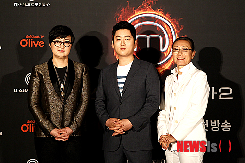 【서울=뉴시스】김정환 기자 = 올리브채널의 요리사 서바이벌 오디션 프로그램 '마스터 셰프 코리아'가 10일 밤 10시 시즌2로 돌아온다. 시즌1은 '대한민국의 식문화 아이콘 선발'을 목표로 지난해 4월20일 첫 방송돼 7월20일까지 13회가 방송되며 최고시청률 2.6%를 기록하는 등 주목받았다. 시즌2 역시 직업, 연령, 성별, 국적을 불문하고 대한민국에 거주하며 요리에 대한 열정과 이를 통해 꿈을 이루고 싶은 이들의 요리 격돌로 재미와 감동을 줄 것으로 기대된다. 우승자에게는 상금 3억원과 부상, 스타 셰프로 발돋움할 수 있도록 지원이 이뤄진다. 시즌1 덕분에 배가 넘는 6500여명이 몰렸다. 최연소인 14세 소녀부터 최연장자인 70대 할머니까지 연령대가 다양해졌고, 남녀비율은 6대 4로 시즌1과 달리 남성이 더 많아졌다. 참가자들의 직업도 의사, 수의사, 미국 아이비리그 대학 졸업자, 미국 경제개발국 보좌관 출신 등 엘리트 코스를 밟으며 다양한 분야에서 전문가로 활동해온 이들도 포함됐다. 전문 요리사보다 요리를 좋아하는 일반인 아마추어가 훨씬 많은 비중을 차지하는 것도 돋보인다. 앞을 볼 수 없거나, 청력을 잃었거나, 전신에 화상을 입었거나, 다리에 장애가 있는 등 각종 핸디캡을 극복하고 도전한 이들도 많아 인간승리 드라마가 펼쳐질 전망이다. 제작진은 이번 시즌에서도 과도한 편집이나 자극적 내용이 없이 따뜻함과 유머, 감동이 가득한 오디션을 선보이겠다는 계획이다. 그러면서도 미션만큼은 더욱 치명적으로 꾸민다는 복안이다. 시즌1은 1시간 내에 미션 완료가 가능한 수준이었다면, 이번 시즌에서는 1시간으로는 시간이 빠듯할 정도의 어려운 미션들을 내놓는다. 참가자들은 곤혹스럽겠지만 지켜보는 시청자들은 희희낙락할 수 있다. 볼거리도 더욱 화려해진다. 경기 파주의 본선 세트는 시즌1의 300평보다 배 넘게 확장돼 700평에 달한다. 같은 장소에 세워진 '신병훈련소'격인 부트캠프 세트는 1400평으로 지난 시즌에서 다소 커진 정도이지만 제3회에서 펼쳐질 미션이 혀를 내두르게 한다. 약 200t 분량의 자재가 입고됐는데 이는 시즌1 '양파 썰기' 미션의 50t과 비교해 40배에 달한다. 식재료들을 빛내줄 조명도 시즌1의 5t 분량에서 약 15t으로 확대돼 더욱 선명하고 생생하게 미션 과정을 선보인다. 시즌1에 출연한 패션모델 장윤주(33) 등 못잖은 유명인 게스트들이 시즌2에도 등장할 것으로 알려져 더욱 기대를 모은다. 심사는 시즌1과 마찬가지로 가수 박선주(42)의 남편이기도 한 셰프 강레오(37·화수목 바이 강레오 대표), 요리 연구가 김소희(킴 코흐트 대표), 푸드 마케터 노희영(50·CJ그룹 브랜드 전략고문)씨 등이 계속 맡는다. 담당 하정석 PD는 "상금이 절실한 사람들보다는 정말 요리를 좋아하고 즐기는 사람들이 많이 지원했다"며 "다채로운 계층의 사람들이 모인 만큼 개성 있는 요리와 그에 얽힌 사연들이 흥미진진하게 공개될 예정"이라고 밝혔다. <사진> 왼쪽부터 노희영, 강레오, 김소희 심사위원 ace@newsis.com