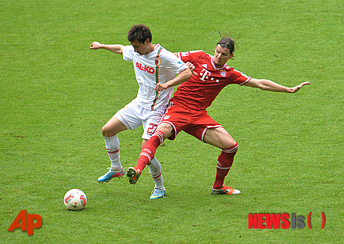 【뮌헨=AP/뉴시스】지동원(22·아우크스부르크·왼쪽)이 11일 오후 10시30분(한국시간) 독일 뮌헨의 알리안츠 아레나에서 열린 바이에른 뮌헨과의 독일 프로축구 분데스리가 33라운드 원정경기에서 상대 수비수 다니엘 반 바이텐(35)과 볼경합을 하고 있다. 