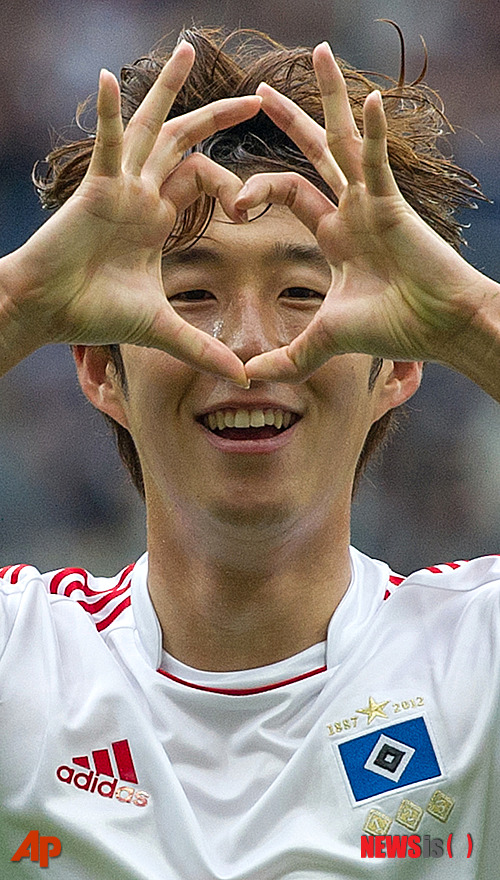 【진스하임(독일)=AP/뉴시스】손흥민(21·함부르크SV)이 11일 오후 10시30분(한국시간) 독일 진스하임의 라인 네카 아레나에서 열린 TSG 1899 호펜하임과의 독일 프로축구 분데스리가 33라운드 원정경기에서 선제골을 터뜨린 뒤 손가락으로 '하트 세러모니'를 하고 있다&nbsp; 