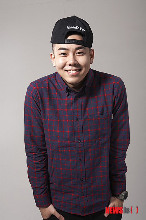 【서울=뉴시스】이재훈 기자 = 힙합 서바이벌 프로그램인 엠넷 '쇼 미 더 머니' 우승자인 래퍼 로꼬(24)가 싱글 '테이크 케어(Take Care)'를 15일 선보인다.&nbsp; 작곡가 그레이(27)가 만든 곡으로 엠넷 '슈퍼스타K' 시즌1 출연자인 그룹 '스피카'의 메인보컬 박나래(25)가 돋움연주했다. 헤어진 사람에 대한 아련한 감정을 담은 곡으로 힙합 그루브가 인상적이다.&nbsp;&nbsp; 로꼬는 지난해 8월 '쇼미더머니'에서 우승한 뒤 여러 기획사의 러브콜을 받았다. 그러나 자신과 이 프로그램에서 경쟁한 래퍼 겸 프로듀서 일통(32)과 의기투합, 음악활동을 하고 있다.&nbsp; 그간 로꼬는 레게 뮤지션 엠타이슨(32)의 첫 미니앨범 수록곡 '와 관(Wa Gwan)'의 피처링 작업과 케이블채널 OCN 드라마 '더 바이러스' OST에 참여하면서 이름을 알렸다.&nbsp; 16일 오후 8시 서울 홍대앞 라이브클럽 '사운드 홀릭'에서 첫 번째 쇼케이스를 연다.&nbsp; realpaper7@newsis.com 