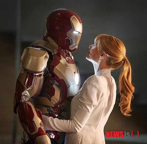 【서울=뉴시스】이재훈 기자 = 할리우드 스타 로버트 다우니 주니어(48) 주연 SF 블록버스터 '아이언맨3'(감독 셰인 블랙)가 개봉 17일 만에 700만 관객을 넘어섰다.&nbsp; 영화진흥위원회 영화관입장권 통합전산망에 따르면, 지난달 25일 개봉한 '아이언맨3'는 11일 하루 1129개 스크린으로 45만4711명을 불러 모으며 누적관객 705만3014명을 기록했다.&nbsp; '아이언맨3'는 개봉 3주째로 접어들면서 관객이 지난주보다 약 30만명 줄었으나 박스오피스 1위를 굳건히 지키고 있다. 같은날 박스오피스 2위를 기록한 '고령화 가족'(17만9143)을 약 28만명 앞서는 등 독주를 이어가고 있다.&nbsp; 이에 따라 12일 중 한국에서 역대 슈퍼히어로물 흥행성적 1위 기록인 '어벤져스'(707만명)를 앞지르게 됐다. '어벤져스'는 마블코믹스 슈퍼히어로들이 총출동한 영화로 '아이언맨'도 나왔다. '아이언맨3'는 '어벤져스' 이후 아이언맨의 활약상을 그렸다.&nbsp; '아이언맨3'는 아이언맨의 삶에 회의를 느낀 토니 스타크(로버트 다우니 주니어)가 세계 정복을 꿈꾸는 테러리스트 만다린(벤 킹슬리)의 습격을 받으며 위험에 빠진다는 이야기다.&nbsp; realpaper7@newsis.com 