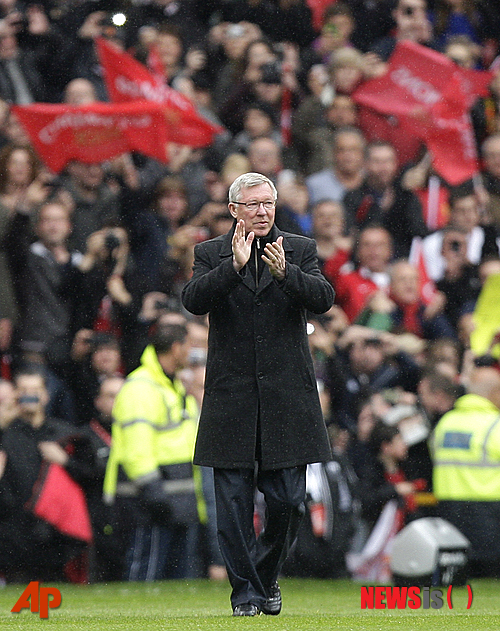 【맨체스터=AP/뉴시스】은퇴를 선언한 알렉스 퍼거슨(72) 맨체스터 유나이티드 감독이 12일 자정(한국시간) 영국 맨체스터의 올드트래포드에서 열린 스완지시티와의 2012~2013시즌 잉글랜드 프로축구 프리미어리그(EPL) 37라운드에서 경기장에 들어서며 팬들을 향해 박수를 보내고 있다.&nbsp; 