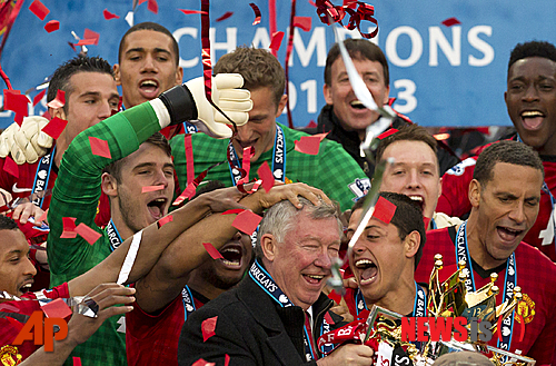 【맨체스터=AP/뉴시스】알렉스 퍼거슨(72) 맨체스터 유나이티드 감독이 12일 자정(한국시간) 영국 맨체스터의 올드트래포드에서 열린 스완지시티와의 2012~2013시즌 잉글랜드 프로축구 프리미어리그(EPL) 37라운드 홈경기를 마친 뒤 선수들과 정규리그 우승의 기쁨을 나누고 있다. 