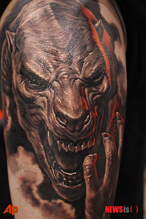  【아테네 =AP/뉴시스】12일 아테네에서 열린 아테네 문신대회에서 한 참가자가 자신의 팔에 새겨진 문신을 보여주고 있다. 