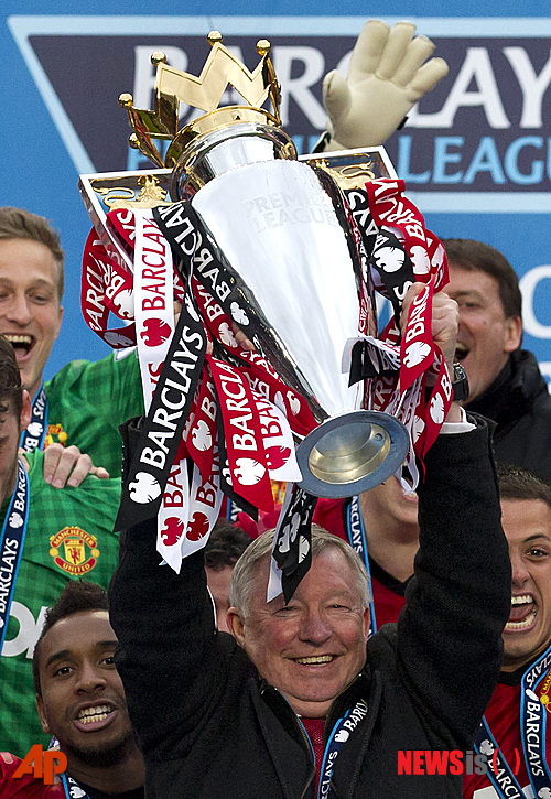 【맨체스터=AP/뉴시스】알렉스 퍼거슨(72) 맨체스터 유나이티드 감독이 12일 자정(한국시간) 영국 맨체스터의 올드트래포드에서 열린 스완지시티와의 2012~2013시즌 잉글랜드 프로축구 프리미어리그(EPL) 37라운드 홈경기를 마친 뒤 우승 트로피를 들어올리고 있다.