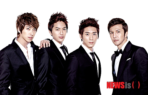 【서울=뉴시스】이재훈 기자 = 그룹 '오션(5tion)'이 일본에서 데뷔한다. 매니지먼트사 케이스토리엔터테인먼트에 따르면, 오션은 15일 일본에서 데뷔 싱글 '우리 결혼하자'(보쿠다치 개콘시요우)를 발표한다. 지난해 MBC TV '우리 결혼했어요'에 몇차례 배경음악으로 소개된 곡으로 작곡가 오성훈과 일본 작사가 하이디가 공동 작업했다. 20인 오케스트라의 스트링이 인상적이다. 오션과 친한 일본의 가수 겸 영화배우 하루나 아이가 한국의 레코딩 스튜디오를 방문해 내레이션에 참여했다. 이 과정은 '우리 결혼하자'의 다른 버전으로 만들어지기도 했다. 앨범에는 '빠삐용' 등도 실렸다. 오션은 싱글 발매 당일과 16일 도쿄 시부야 '라이브 게이트'에서 팬들을 상대로 쇼케이스를 연다. 17일에는 한국대사관, 한국관광공사 주최 후쿠시마 자선공연에 출연한다. 오션의 일본 데뷔는 현지 음반레이블 아카츠키의 러브콜로 시작됐다. 오션은 지난해 8월 도쿄에서 숙소를 얻고 일본어를 배우는 등 일본 문화를 익히는 방식으로 데뷔를 준비했다. 또 현지 팬들과 교류하고자 소극장에서 공연하는 등 스킨십을 높여왔다. 이에 따라 데뷔 전 현지 팬클럽 '오리온(5rion)'이 결성되기도 했다. realpaper7@newsis.com