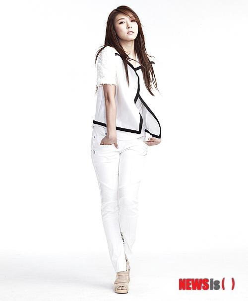 【서울=뉴시스】유상우 기자 = 탤런트 하지원(35)이 MBC TV 월화드라마 ‘화투’(花鬪·가제)에 캐스팅됐다. 역사에 등장하는 인물인 기 황후의 사랑과 투쟁의 기록을 전하는 드라마다. 하지원은 칭기즈칸이 이룩한 거대왕국 대원제국의 37년 역사에 엄청난 영향력을 발휘하는 매력적이고 현명한 고려 출신 황후 ‘기 황후’를 책임진다. 낯선 이국의 황실에서 고려의 자긍심을 지키며 운명적인 사랑과 함께 정치적 이상을 실현한 우리나라 역사 속 최초의 여인이기도 하다. 제작진은 “‘화투’는 널리 알려지지 않은 절절한 ‘기황후’의 러브스토리를 통해 지금까지 보여주지 않았던 하지원만의 특별한 감성과 매혹적인 카리스마, 아름답고도 가슴 시린 운명적 사랑을 그려낼 것”이라고 전했다. 극본은 ‘대조영’ ‘자이언트’ ‘샐러리맨 초한지’ 등의 장영철·정경순 작가가 집필하고, 연출은 ‘닥터 진’ ‘오버 더 레인보우’ 등의 한희 PD가 한다. ‘불의 여신 정이’ 후속으로 하반기에 방송될 예정이다. swryu@newsis.com