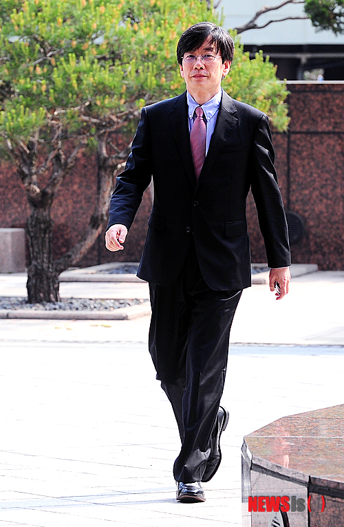 【서울=뉴시스】유상우 기자 = 종합편성채널 JTBC 손석희(57) 보도담당 사장이 업무를 시작했다. 손 사장은 13일 오전 9시10분께 자신의 승용차로 서울 순화동 JTBC로 출근, JTBC 간부들과 경영위원회회의를 했다. 손 사장은 “우리 사회의 가장 큰 문제는 보수와 진보의 양 진영 간 골이 점점 깊어진다는 것”이라며 “언론이 그 틈을 메우는 역할을 해야 한다는 문제의식을 느끼고 있었다”며 JTBC를 택한 이유를 밝힌 바 있다. “JTBC가 공정하고 균형 잡힌 정론으로서 역할을 하는데 일조할 수 있다면 큰 보람이며, 그 길이 나 개인뿐만 아니라 JTBC의 성공이 아닐까 생각한다.” 손 사장은 JTBC로 옮기면서 성신여대 미디어커뮤니케이션학과 교수와 13년 간 진행해온 MBC라디오 ‘손석희의 시선집중’을 떠났다. 1984년 MBC에 입사해 ‘뉴스데스크’ 앵커, ‘100분 토론’ 진행자, 아나운서 국장 등을 지냈다. swryu@newsis.com