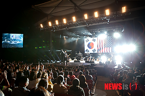 【서울=뉴시스】이재훈 기자 = '기부&독도' 가수 김장훈이 미국 투어 첫 콘서트를 성료했다.&nbsp; 김장훈이 11일(현지시간) 로스앤젤레스 그릭 시어터에 펼친 콘서트로 5000여명이 운집했다.&nbsp; 미국 R&B 가수 R 켈리의 '아이 빌리브 아이 캔 플라이(I believe I can fly)'를 시작으로 '세상이 그대를 속일지라도' '난 남자다' 등 자신의 히트곡을 들려줬다.&nbsp; 특히 한미동맹 60주년, 6·25 정전 60주년을 기념해 미국 국가인 '성조기여 영원하라'와 '아리랑'을 섞어서 부르기도 했다. UCLA 국악과 학생들이 사물놀이 협연을 했다.&nbsp; 마지막 앙코르곡 '나와 같다면'를 노래하기 직전에는 세계 최대 유방암 기금인 '수전 G 코멘'에 5만 달러(약 5500만원)를 기부했다. 또 UCLA 국악과 살리기 등을 위해 LA 한인사회에 5만 달러도 전달했다.&nbsp; 이날 공연에는 캘리포니아주 오렌지카운티의 도시 어바인 시장을 지낸 강석현, 탁구스타 현정화, 양궁 스타 서향순 등도 찾았다. 청중 중 600여명 이상은 외국인이었다.&nbsp; 김장훈은 16일 시애틀, 25일 뉴욕으로 공연을 이어간다.&nbsp; realpaper7@newsis.com