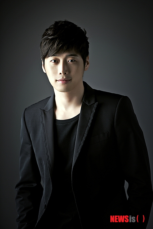 【서울=뉴시스】유상우 기자 = 탤런트 김재원(32)이 MBC TV 주말 특별기획 드라마 ‘스캔들: 매우 충격적이고 부도덕한 사건’(극본 배유미·연출 김진만)에 캐스팅됐다. MBC TV ‘메이퀸’ 이후 6개월만의 드라마 재개다. ‘스캔들’은 열혈형사 ‘하은중’이 우연히 ‘우아미’를 만나 스캔들에 휘말리면서 아버지가 자신을 유괴한 유괴범임을 알게 되며 벌어지는 이야기다. 김재원은 겉보기엔 까칠하고 거칠지만 알고 보면 속 깊고 따뜻한 남자 ‘하은중’을 연기하며 ‘우아미’ 조윤희(31)와 호흡을 맞춘다. 김재원은 “배우로서 더 성장할 수 있는 캐릭터라 생각된다. 현장복귀가 기다려지고 설렌다”고 전했다. 김재원 소속사 칸엔터프라이즈 측은 “이번 작품은 복잡한 감정과 강도 높은 액션연기까지 필요로 한다”며 “김재원의 능력을 십분 발휘할 수 있는 드라마로 기대하고 있다”고 밝혔다. ‘스캔들’은 ‘백년의 유산’ 후속으로 6월 말 첫 방송 예정이다. swryu@newsis.com