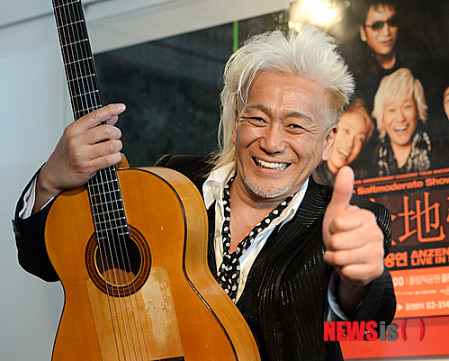 【서울=뉴시스】고범준 기자 = 일본 록밴드 안전지대(安全地帶)의 리더 다마키 고지가 13일 오후 서울 대학로 효천아트센터에서 인터뷰 전 포즈를 취하고 있다.&nbsp; 지난해 데뷔 30주년을 맞은 록밴드 안전지대가 아시아 팬들을 위해 서울을 시작으로 홍콩, 대만, 중국 등에서 기념 콘서트를 하며, 공연은 6월 1일 오후 7시 올림픽공원 올림픽홀에서 열린다.&nbsp;&nbsp; bjko@newsis.com