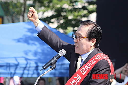 【서울=뉴시스】김정환 기자 = 한국기독교총연합회가 10월 개최 예정인 ‘2013 WCC 부산총회’에 대한 반대 목소리를 더욱 높였다. 한기총은 11일 부산역 광장에서 소속 교단 지도자, 기독교인 등 5000여명이 참여한 가운데 ‘2013 WCC 부산총회 반대 전국대회’를 열었다. 대표회장 홍재철 목사는 “WCC는 약 50년 전인 1959년 조용한 한국에 들어와 크나큰 상처를 남긴 한국교회 분열의 원인”이라며 “화합하고 연합해야 할 교회가 왜 이렇게 나뉘어 하나되지 못하느냐는 우려도 있지만, 분명히 기억해야 할 것은 비복음적·비성경적 세력들에 항거해 진리를 지키고 예수 그리스도가 우리에게 맡긴 사명을 감당해야 한다는 점”이라고 주장했다. 직전 대표회장 길자연 목사는 “6·25 때 인민군과 중공군들이 밀고 들어와 우리나라가 절박했던 당시, 나라를 구한 것은 바로 부산 지역 성도들의 절박한 기도였다”며 “우리가 오늘 드리는 기도가 WCC 개최를 무산시킬 뿐 아니라 공산주의와 다원주의를 막아내길 바란다”고 역설했다. 이날 대회에서 한기총은 ‘2013년 WCC 부산총회 개최를 취소하라’는 성명을 발표했다. 한기총은 “WCC는 공산주의를 찬양하며, 개종전도금지주의와 혼합주의, 동성연애를 용인하고, 종교다원주의 등을 주장한다”며 “보수·복음주의자들은 이 땅에서 또다시 WCC로 인해 불행한 일이 일어나서는 절대 안 된다는 입장이다. 한국교회를 혼란스럽게 하는 WCC 총회는 대한민국에서 개최되지 말아야 하고, 한국 땅에서는 더 이상 WCC가 통하지 않음을 분명히 깨달아야 한다”고 강조했다. 또 “한기총도 WCC를 결사적으로 반대하고 예장합동을 비롯한 고신, 기침, 기성, 예성, 개혁, 고려, 기하성 등 67개 교단도 절대 반대하며, 한국기독교보수교단협의회와 한국기독교개혁교단협의회, 한국장로교연합회 등 한국교회 약 90%가 WCC를 절대 반대하고 있다”면서 “WCC는 지상에 있는 모든 종교의 협의체 기구일 뿐 기독교가 아니다. 그러므로 1200만 성도와 목사, 장로들은 WCC에 현혹되지 말고 적극 반대해야 할 것이다”고 촉구했다. WCC와 관련된 교계 주요 인사들에 대해서는 “더 이상 한국 교계를 혼란케 하지 말고 부산총회를 철회하라”면서 “철저히 회개하고 WCC를 배격하는 데 동참하기를 바란다”고 요구했다. 이날 한기총은 ‘WCC 부산총회 개최를 취소하라, WCC의 종교다원주의를 반대한다, WCC의 개종전도금지주의를 반대한다, WCC의 동성연애와 일부다처제를 반대한다, WCC의 용공주의를 반대한다’는 구호를 외치며 분위기를 돋웠다. 한편 한기총은 WCC 총회 철회를 위해 스위스 제네바 WCC 본부로 보낼 사절단을 결성했다. 오관석 목사, 길자연 목사, 조경대 목사, 정학채 목사, 안명환 목사, 윤종관 목사, 이승렬 목사, 엄정묵 목사, 이종복 목사, 박흥석 목사, 박중선 목사, 이영성 목사, 최명우 목사, 김경철 목사 등이다. ace@newsis.com