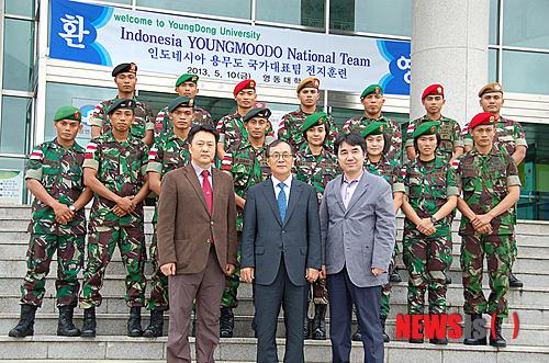 【영동=뉴시스】김기준 기자 = 인도네시아 최고의 특수부대원인 용무도 국가대표 선수 15명(남자 12명, 여자 3명)이 오는 7월 한국에서 열리는 '제3회 세계용무도선수권대회'에 참가하기 앞서 2달 동안 충북 영동대학교에서 훈련한다. 13일 영동대학교를 찾은 인도네시아 용무도 대표팀이 송재성 총장(앞줄 가운데)과 기념사진을 촬영하고 있다. (사진=영동대학교 제공)&nbsp; photo@newsis.com 