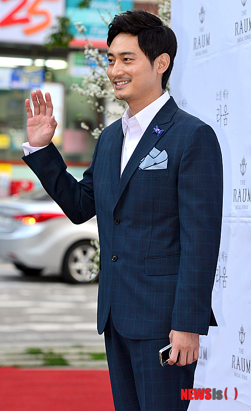 【서울=뉴시스】조종원 기자 = 배우 원기준이 13일 오후 서울 강남구 역삼동 더라움에서 열린 배우 김지우와 요리연구가 레이먼 킴의 결혼식에 참석해 포토타임을 갖고 있다.&nbsp; choswat@newsis.com